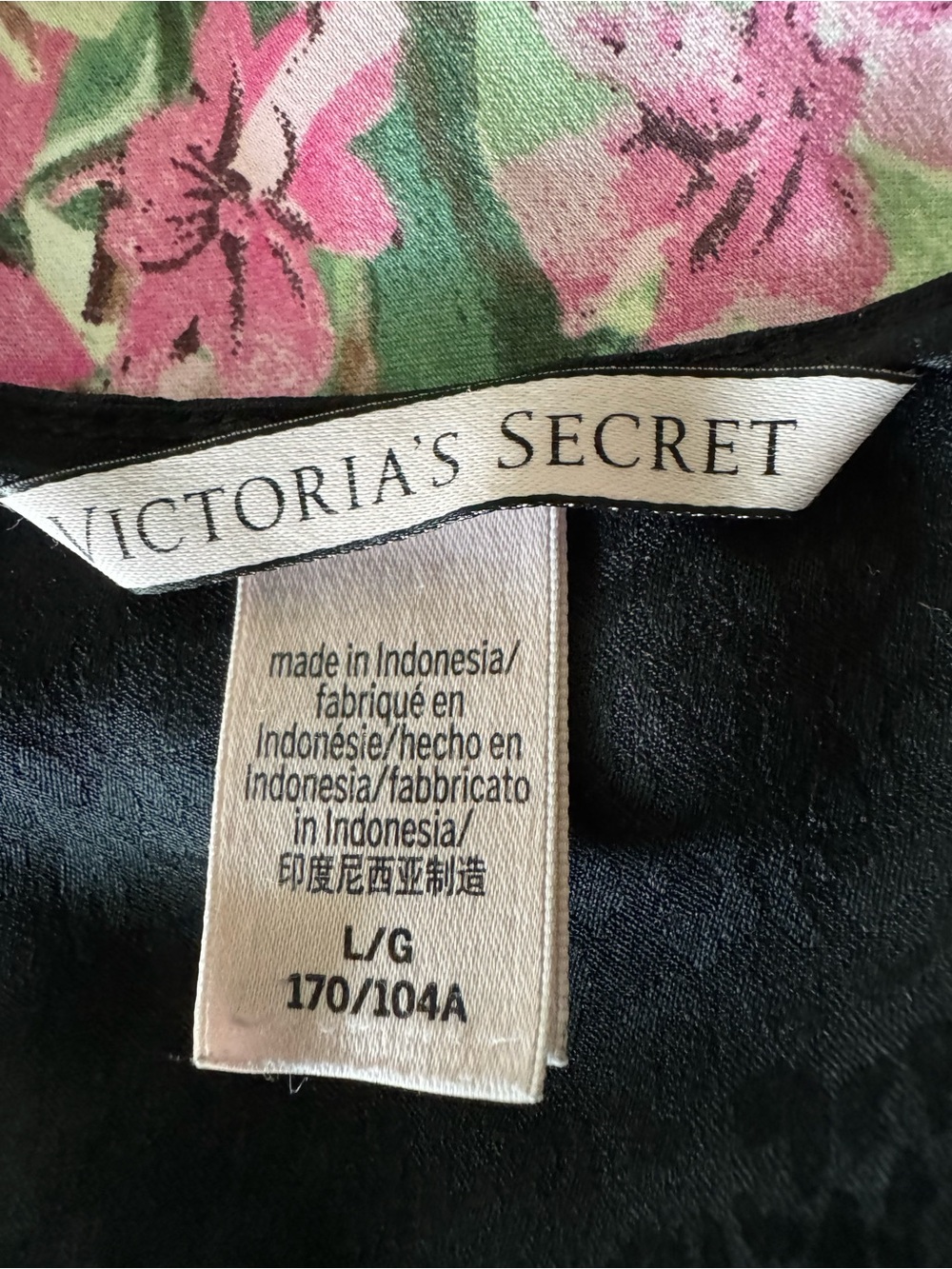 Victoria's Secret, floral-patterned two-piece satin pajama set or loungewear. - Picture 9 of 11